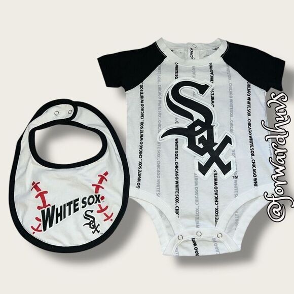 Chicago White Sox Infant Bodysuit and Reversible Bib Set (3-6 Months) - Picture 3 of 9